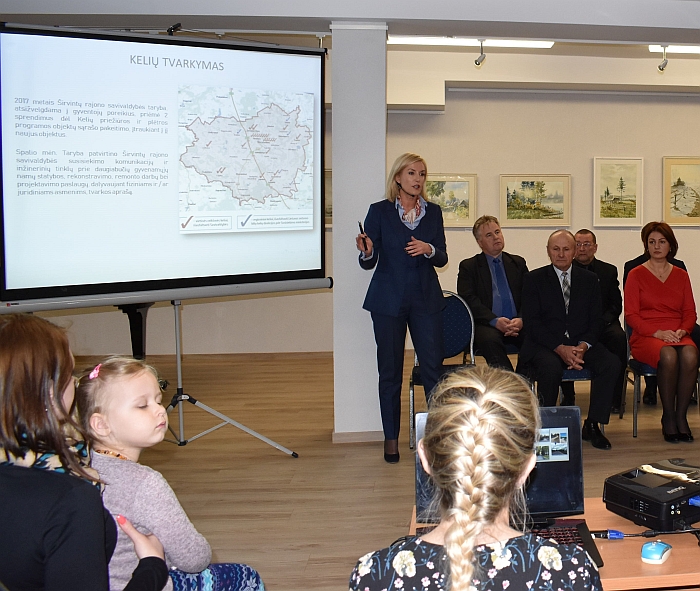 Širvintų rajono savivaldybės merė Živilė Pinskuvienė susirinkusiems gyventojams išsamiai pristatė 2017 m. nuveiktus darbus. Širvintų rajono savivaldybės merė Živilė Pinskuvienė susirinkusiems gyventojams išsamiai pristatė 2017 m. nuveiktus darbus.