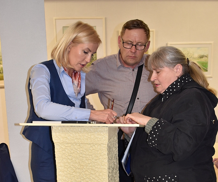 Po susitikimo gyventojai neskubėjo skirstytis ir su rajono vadovais diskutavo asmeniniais klausimais. Po susitikimo gyventojai neskubėjo skirstytis ir su rajono vadovais diskutavo asmeniniais klausimais.