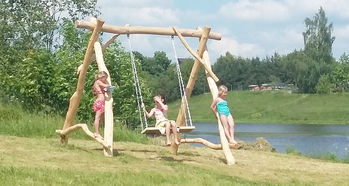 Sūpynės pastatytos pernai atnaujintoje maudykloje Paupio gatvėje, prie Kalnalaukio gatvės daugiabučių namų bei Zibalų kaime. Sūpynės pastatytos pernai atnaujintoje maudykloje Paupio gatvėje, prie Kalnalaukio gatvės daugiabučių namų bei Zibalų kaime.