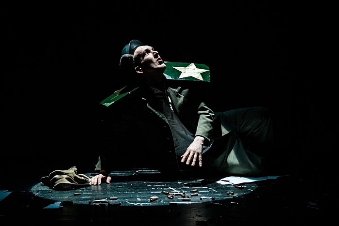 Scena iš Jaunimo teatro spektaklio „Šveikas“.