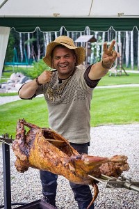 „Tado virtuvėje“ viskas įmanoma. Ant laužo kepamas ėriukas - tik vienas to pavyzdžių.