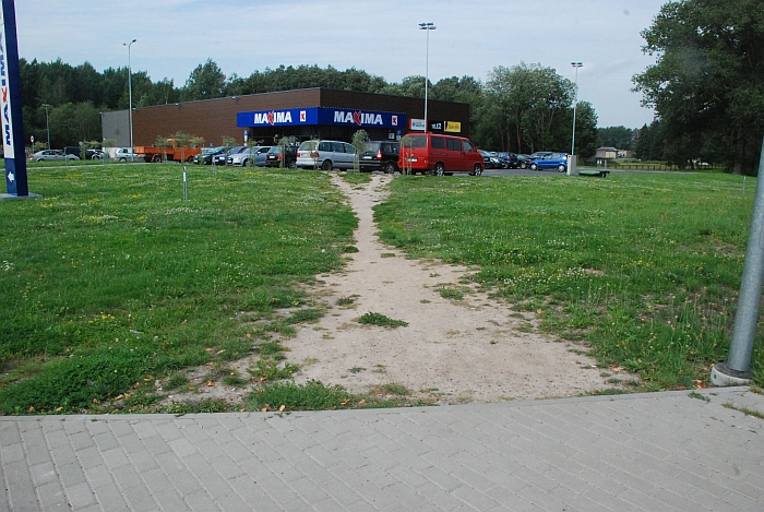 Pramintas tiesus takas nuo perėjos Plento gatvėje link prekybos centro durų.
