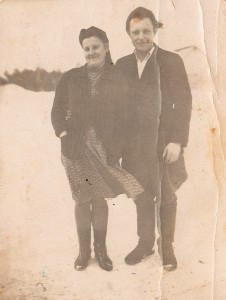 Vietovė „Novyj gorodok“, ant upės kranto Marcelė Tamašauskienė ir jos vyras Pranas Grigonis.