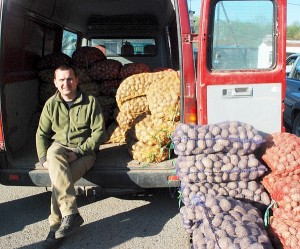 Pas ūkininką Juozą Petkevičių iš Musninkų sėklinių bulvių galima buvo nusipirkti po 20 centų už kilogramą.