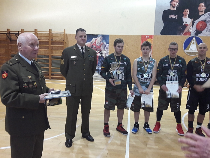 Molėtų kuopos krepšininkai, tapę turnyro nugalėtojais.