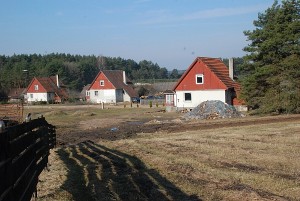 Žemyn plūstelėjęs vanduo apsėmė Vladislavos Cvekelienės sodybą (dešinėje).