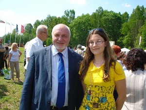Literatūrinio konkurso ,,Mano pasaulis miške“ II vietos laimėtoja Simona Žirnytė, Širvintų „Atžalyno“ progimnazija 8A klasės mokinė, drauge su Aplinkos ministru Valentinu Mazuroniu.