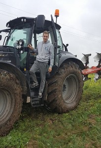Ryžtingas, savimi pasitikintis jaunasis ūkininkas. Ryžtingas, savimi pasitikintis jaunasis ūkininkas.