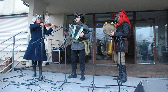 Dainomis džiugino Vilniaus muzikantai - tradicinės muzikos grupė „By tik Zyz“.
