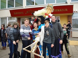 Surašę visus per metus padarytus blogus darbus, mokiniai sudegino juos drauge su More. Surašę visus per metus padarytus blogus darbus, mokiniai sudegino juos drauge su More.