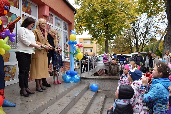 Pasak Širvintų savivaldybės merės Živilės Pinskuvienės, kai širvintiškiai džiaugiasi naujomis paslaugomis, tiems, kurie pasisakė prieš šio vaikų kambario įrengimą, turėtų būti gėda. 