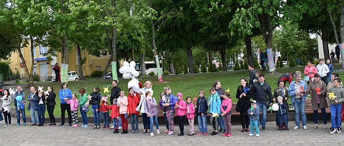 Merė Živilė Pinskuvienė kartu su visais į dangų paleido baltus balionus.