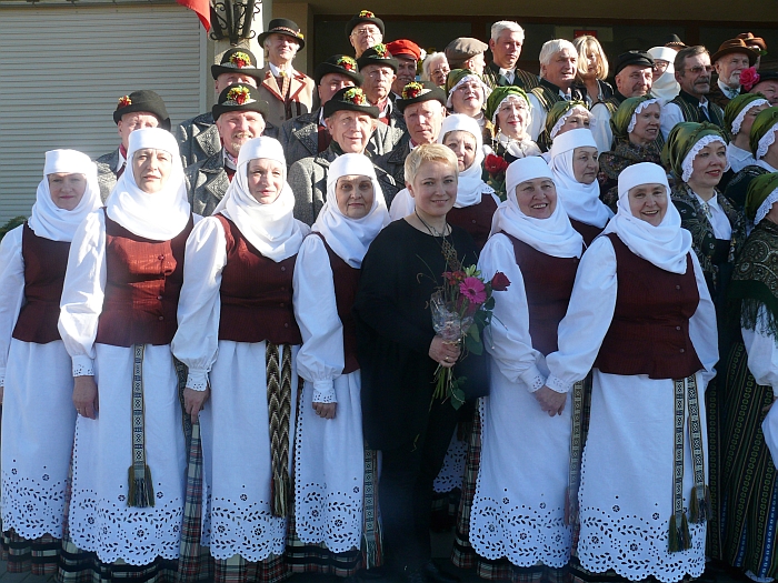 Širvintų pagyvenusiųjų žmonių tautinių šokių grupė „Radasta“ ( centre vadovė Ramunė Radzevičienė)