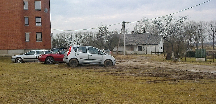 Pagal teismų praktiką, ko gero, ši vieta prie Jaunimo g. 23-iojo namo būtų įvertinta ne kaip veja, nes žolė neatskirta nuo kelio dangos, nėra kelio ženklų, draudžiančių minėtoje vietoje statyti automobilius. Pagal teismų praktiką, ko gero, ši vieta prie Jaunimo g. 23-iojo namo būtų įvertinta ne kaip veja, nes žolė neatskirta nuo kelio dangos, nėra kelio ženklų, draudžiančių minėtoje vietoje statyti automobilius.