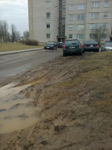 Tokių vietų, kaip prie įvažiavimo į vieną Upelio gatvės namo kiemą, Širvintose yra daugiau. Vadovaujantis teismų praktika, tai, greičiausiai, irgi nebūtų traktuota kaip automobilių statymas ant vejos. Tokių vietų, kaip prie įvažiavimo į vieną Upelio gatvės namo kiemą, Širvintose yra daugiau. Vadovaujantis teismų praktika, tai, greičiausiai, irgi nebūtų traktuota kaip automobilių statymas ant vejos.