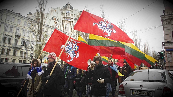 Eina lietuvių delegacija.