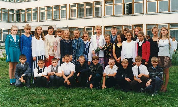 Mokytoja Vida Stakauskaitė su auklėtiniais. 1999 m.