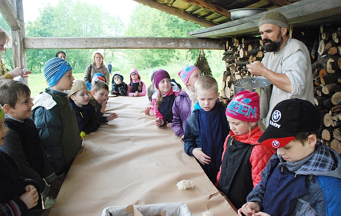  Vaikams iš Vilniaus atskleidžiamos muilo gamybos paslaptys.