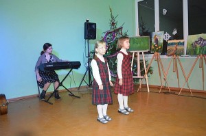 Po gražių ir prasmingų vedėjų žodžių vaikai susirinkusiems parodė, ko jie išmoko per praėjusius metus.