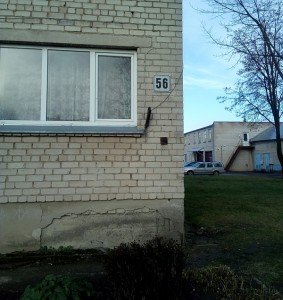 Lentelė ant sienos sako, kad tai - Vilniaus g. 56 namas. Bet ar tikrai?