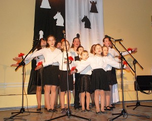 Vileikiškių vaikų dienos centro „Lašelis“ vaikų kolektyvas dainuoja „Tuk tuk, širdele“.