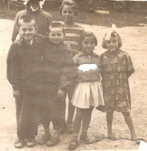 Vilniaus gatvės vaikai (pirma iš dešinės Valerija Vilkevičienė). 1959 m.