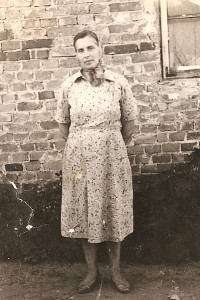 Prie senosios Širvintų gaisrinės pastato sienos stovi Bronislava Sirnickienė. 1961 m.