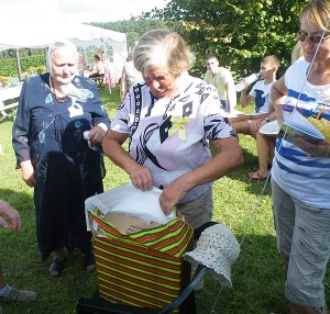 Veronikos Masiukienės (centre) teigimu, išleista knyga - tai dukters ir sūnaus dovana jai.