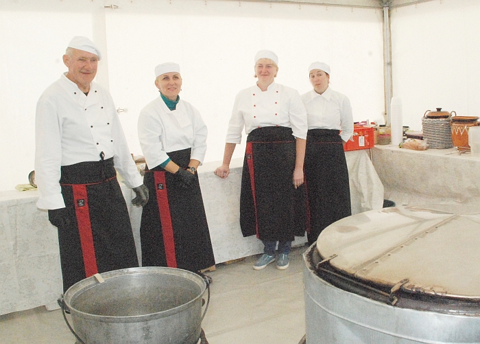 Neprilygstamo skonio avižinę košę didžiuliame puode pagamino virėjų komanda, vadovaujama virtuvės šefo Povilo Mikalajūno (pirmas kairėje).