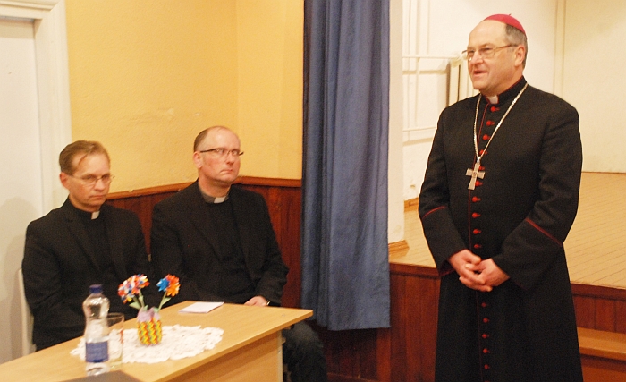 Su mokyklos bendruomene kalbasi J. E. Kaišiadorių vyskupas Jonas Ivanauskas.