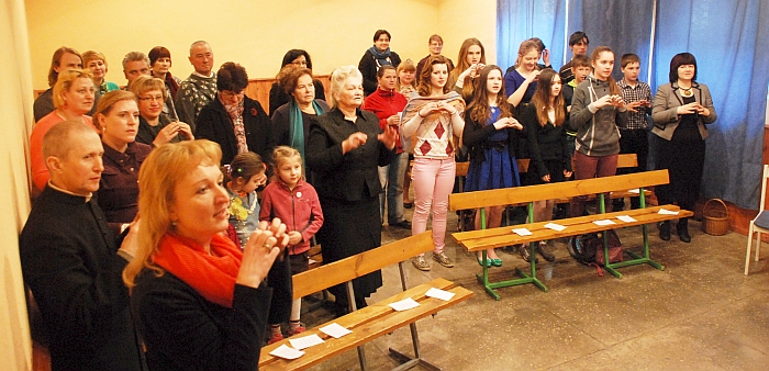 Bagaslaviškio Igno Šeiniaus pagrindinės mokyklos mokiniai ir mokytojai Jo Ekscelencijai vyskupui gieda giesmę „Viešpats pakrantėj stovėjo“.  