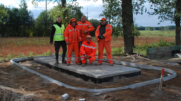 Nuotrauka prisiminimui su riboženklio pagrindo statytojais. 