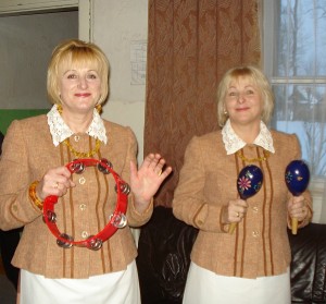 Vakaronės svečius pasitiko ir jiems koncertavo Anciūnų kaimo kapela. Buvusios Zibalų mokyklos mokinės Alvyda Krapienė ir Virginija Jankauskienė (dešinėje).