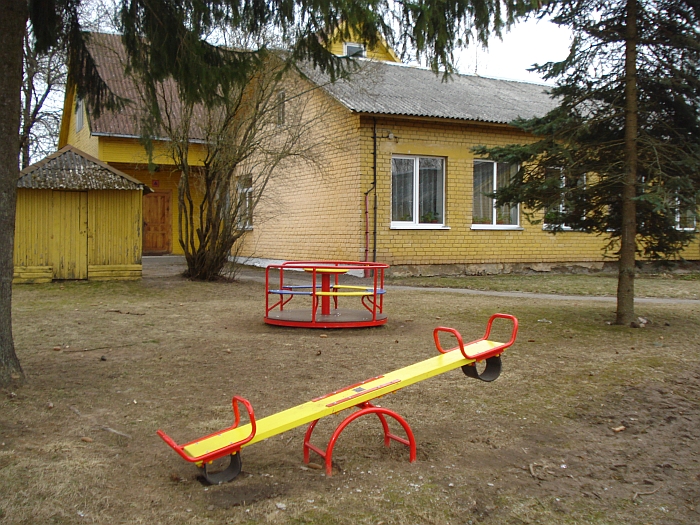 Zibalų skyriaus kieme atsirado sūpuoklės.