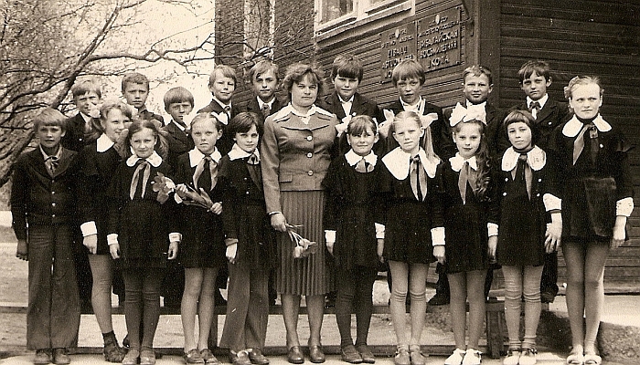 Mokyklos bibliotekoje mokiniai Vytautas Maslinskas, Elena Kvakšytė, Danutė Adomavičiūtė.