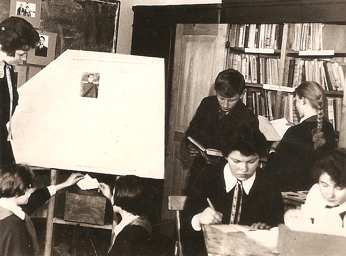Mokyklos bibliotekoje mokiniai Vytautas Maslinskas, Elena Kvakšytė, Danutė Adomavičiūtė.