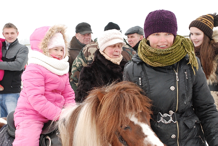 Ant ponio - praeityje žinomo Širvintų žirgininko Gavriliuko anūkė Karina.