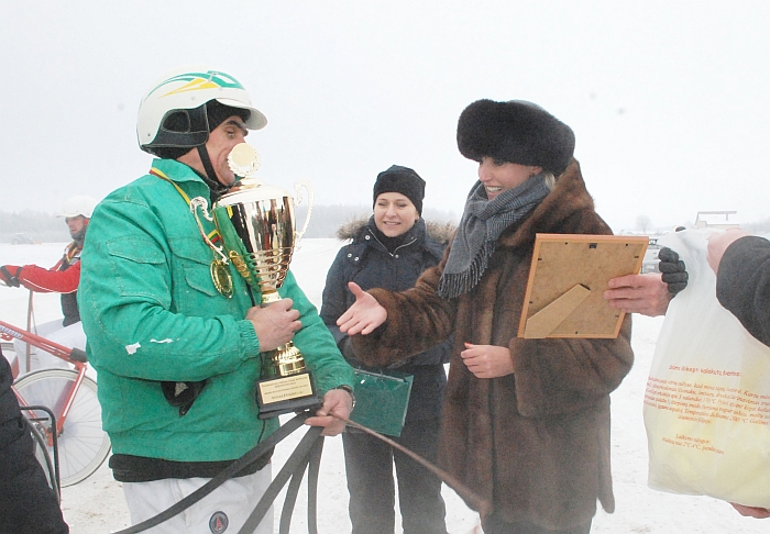 Apdovanojamas varžybų laimėtojas Valdas Vencevičius.