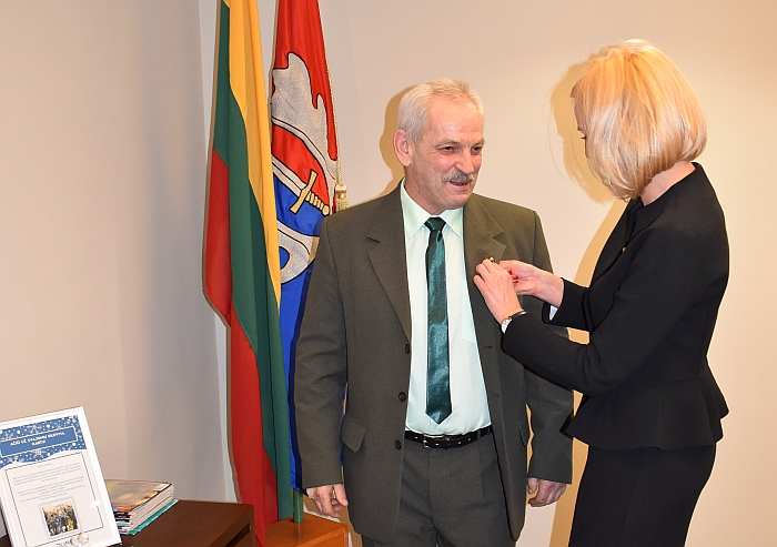 J. Kvakšiui pajuokavus, kad ir ženklelis atneš sėkmę, jau kitą dieną pasiekta pergalė Lazdijuose. 