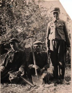Marijonas (kairėje), Zenonas (viduryje) ir Kristovas (dešinėje) Janovskiai Puorių miške. 1957 m. Marijonas (kairėje), Zenonas (viduryje) ir Kristovas (dešinėje) Janovskiai Puorių miške. 1957 m.