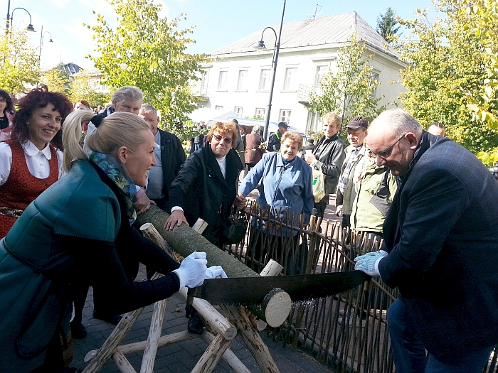 Derliaus šventėje smagiai laiką leido Živilė ir Jonas Pinskai.