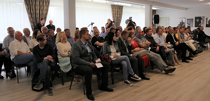 Į neeilinį tarybos posėdį partiečiai susirinko gausiai. Į neeilinį tarybos posėdį partiečiai susirinko gausiai.
