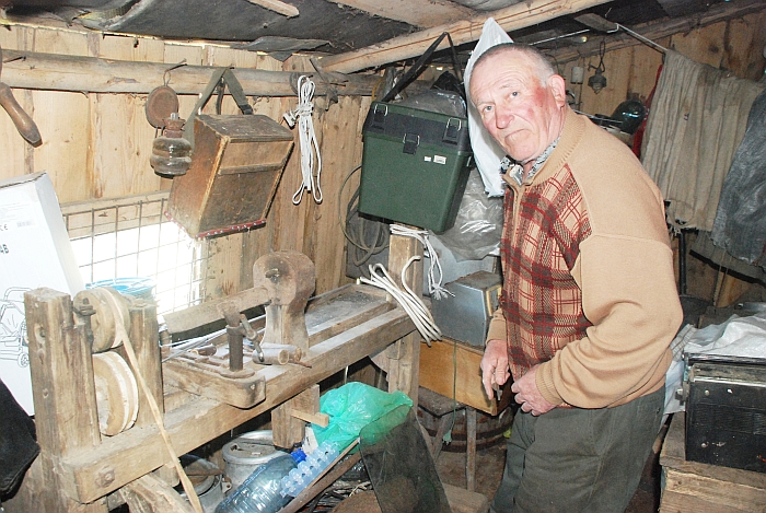 Antanas Tatarėlis prisiminimui laiko tėvo Jono pagamintas medžio tekinimo stakles.