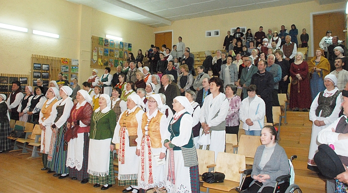 Visa salė sutartinai gieda Aukštaitijos himną.