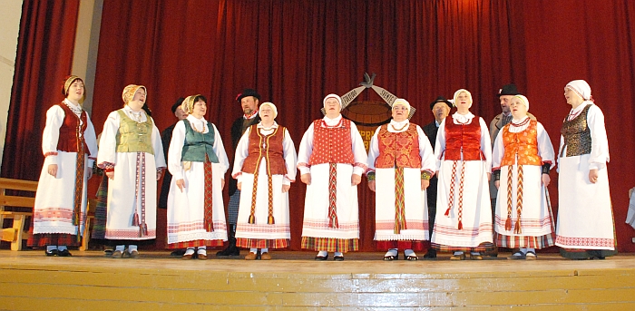 Kaip ir dera svetingiems šeimininkams, „Savingė“ savo dainą skyrė svečiams. 
