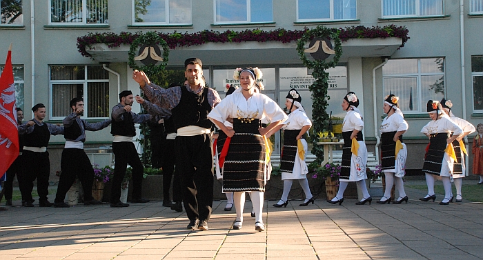 „Joaninos“ tradicinių šokių grupė iš Graikijos džiugino nekasdieniniu reginiu.