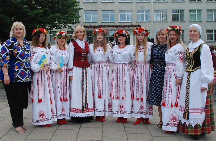Kiekvieno praeivio dėmesį patraukė ryškios folkloro grupės „Červona kalyna“ merginų iš Ukrainos aprangos spalvos.