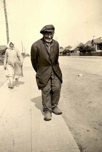 Širvintų miestelio gatvė XX a. pirmojoje pusėje. Nuotraukoje - žydų bendruomenės atstovas. Širvintų miestelio gatvė XX a. pirmojoje pusėje. Nuotraukoje - žydų bendruomenės atstovas.