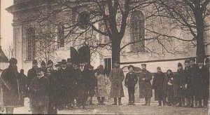 Kaizerinės Vokietijos valdininkai ir vietos gyventojai prie Širvintų bažnyčios. Apie 1918-1919 metus. Kaizerinės Vokietijos valdininkai ir vietos gyventojai prie Širvintų bažnyčios. Apie 1918-1919 metus.